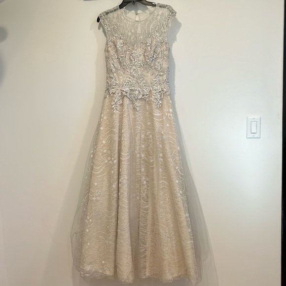 basix black label illusion bodice lace and sequin appliqué silver frost size 6 - Picture 3 of 9